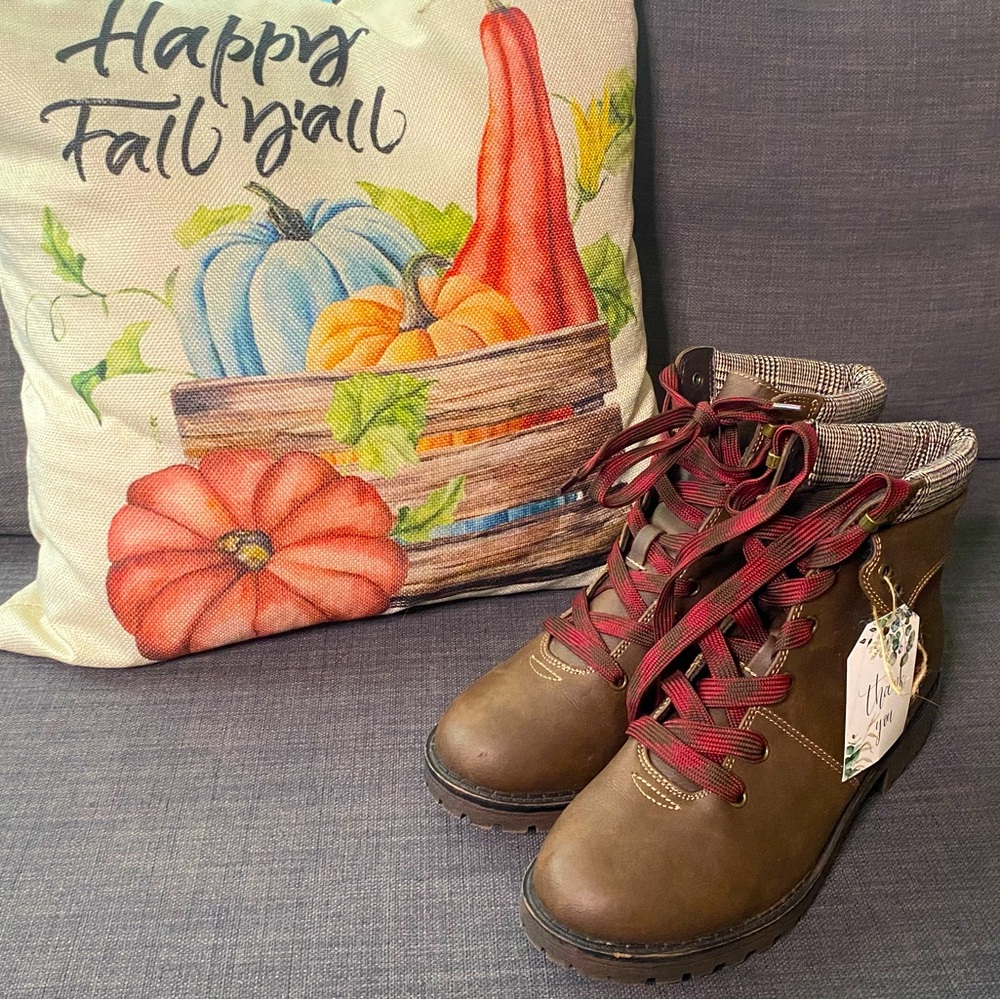 Woman’s SZ 8 **LIKE NEW**